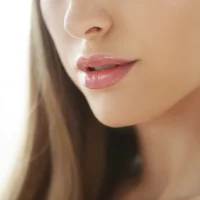 blonde-young-woman-posing